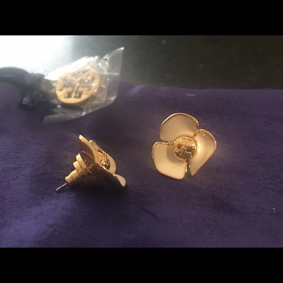 💕💕Tory Burch Ivory/Tory Gold Fleur Stud Earrings - Picture 5 of 6